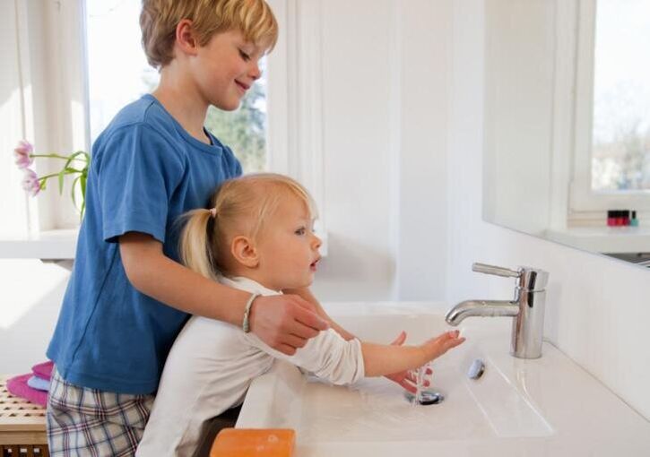 Il bambino deve essere introdotto alle regole dell'igiene personale fin dalla tenera età. 